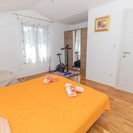 Spacious Villa For 10 With A Big Private Pool Trilj Luaran gambar