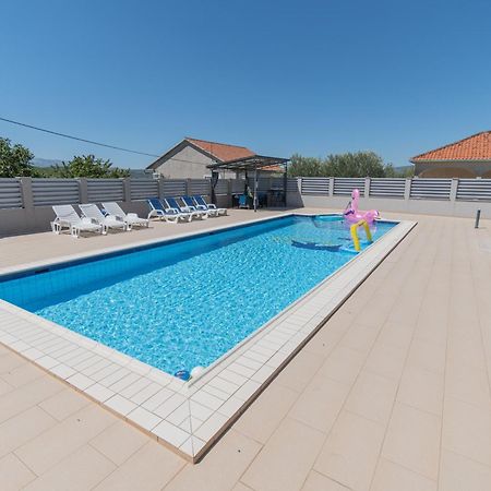 Spacious Villa For 10 With A Big Private Pool Trilj Luaran gambar