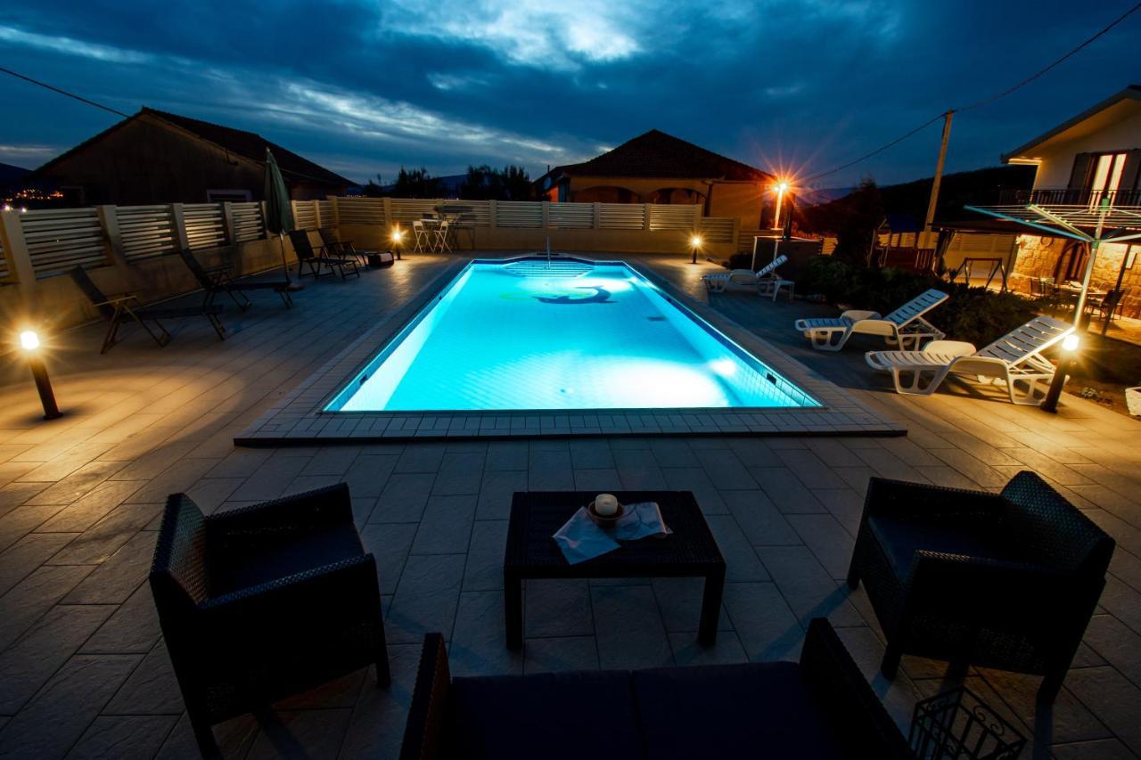 Spacious Villa For 10 With A Big Private Pool Trilj Luaran gambar