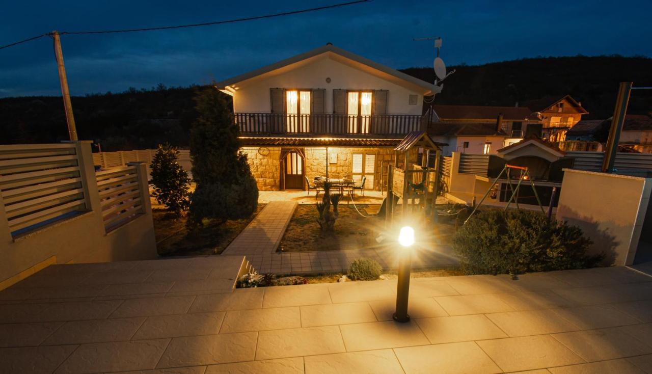 Spacious Villa For 10 With A Big Private Pool Trilj Luaran gambar