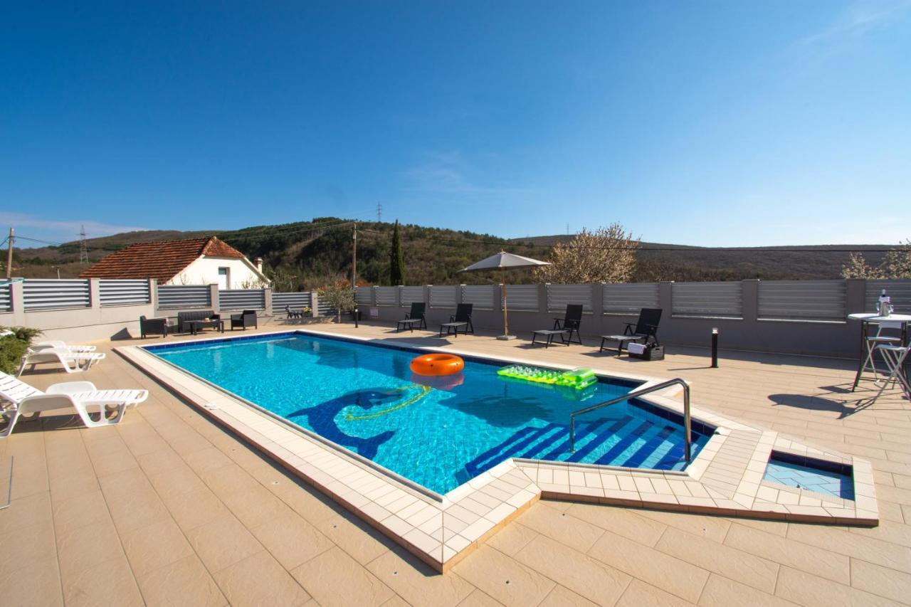 Spacious Villa For 10 With A Big Private Pool Trilj Luaran gambar