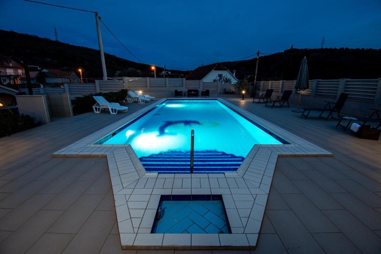 Spacious Villa For 10 With A Big Private Pool Trilj Luaran gambar