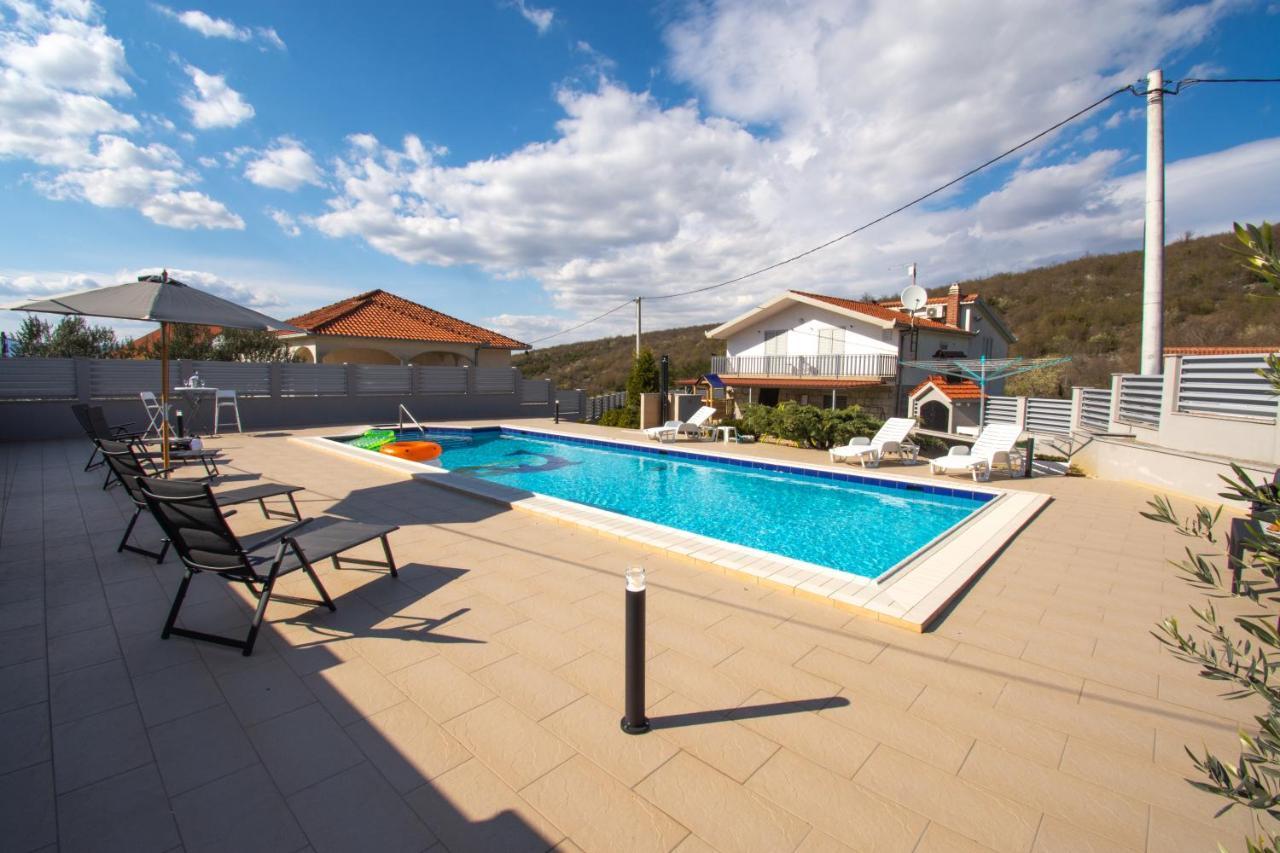 Spacious Villa For 10 With A Big Private Pool Trilj Luaran gambar