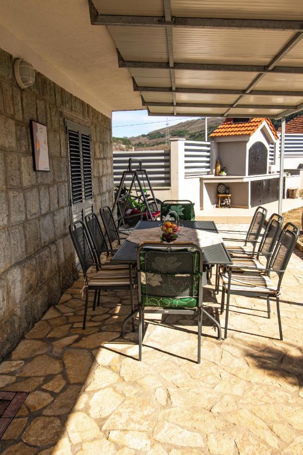 Spacious Villa For 10 With A Big Private Pool Trilj Luaran gambar