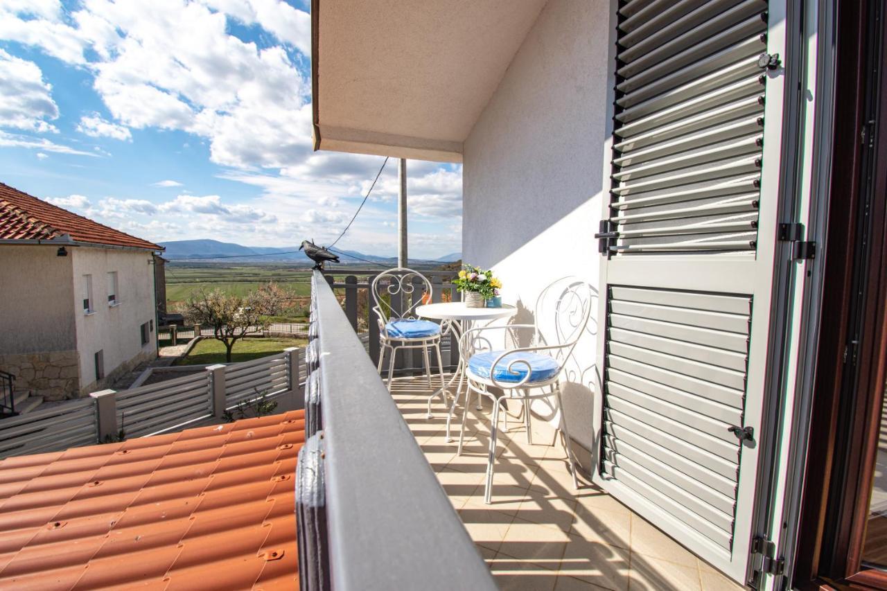 Spacious Villa For 10 With A Big Private Pool Trilj Luaran gambar