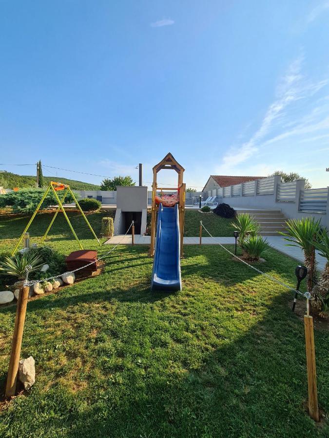 Spacious Villa For 10 With A Big Private Pool Trilj Luaran gambar
