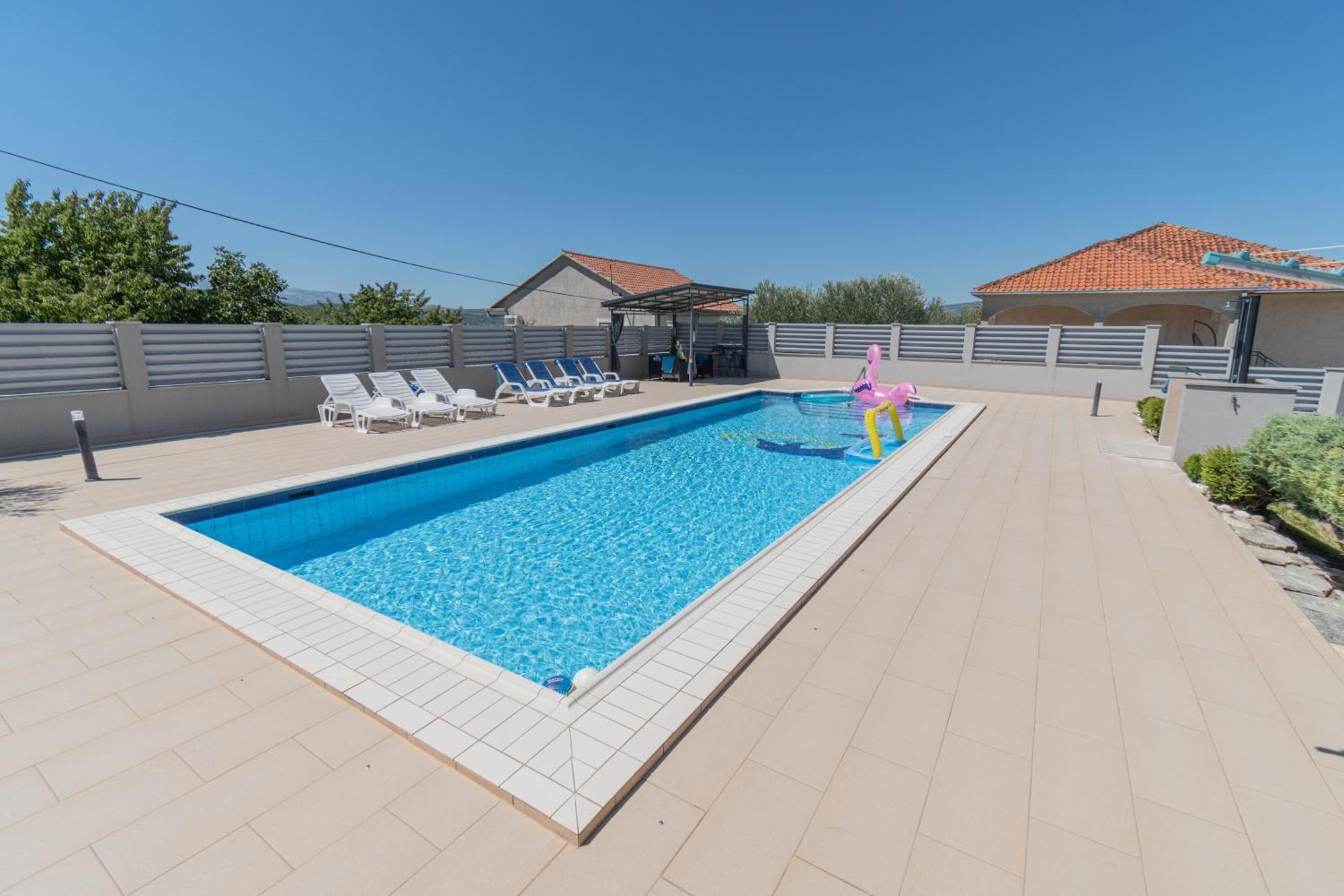 Spacious Villa For 10 With A Big Private Pool Trilj Luaran gambar
