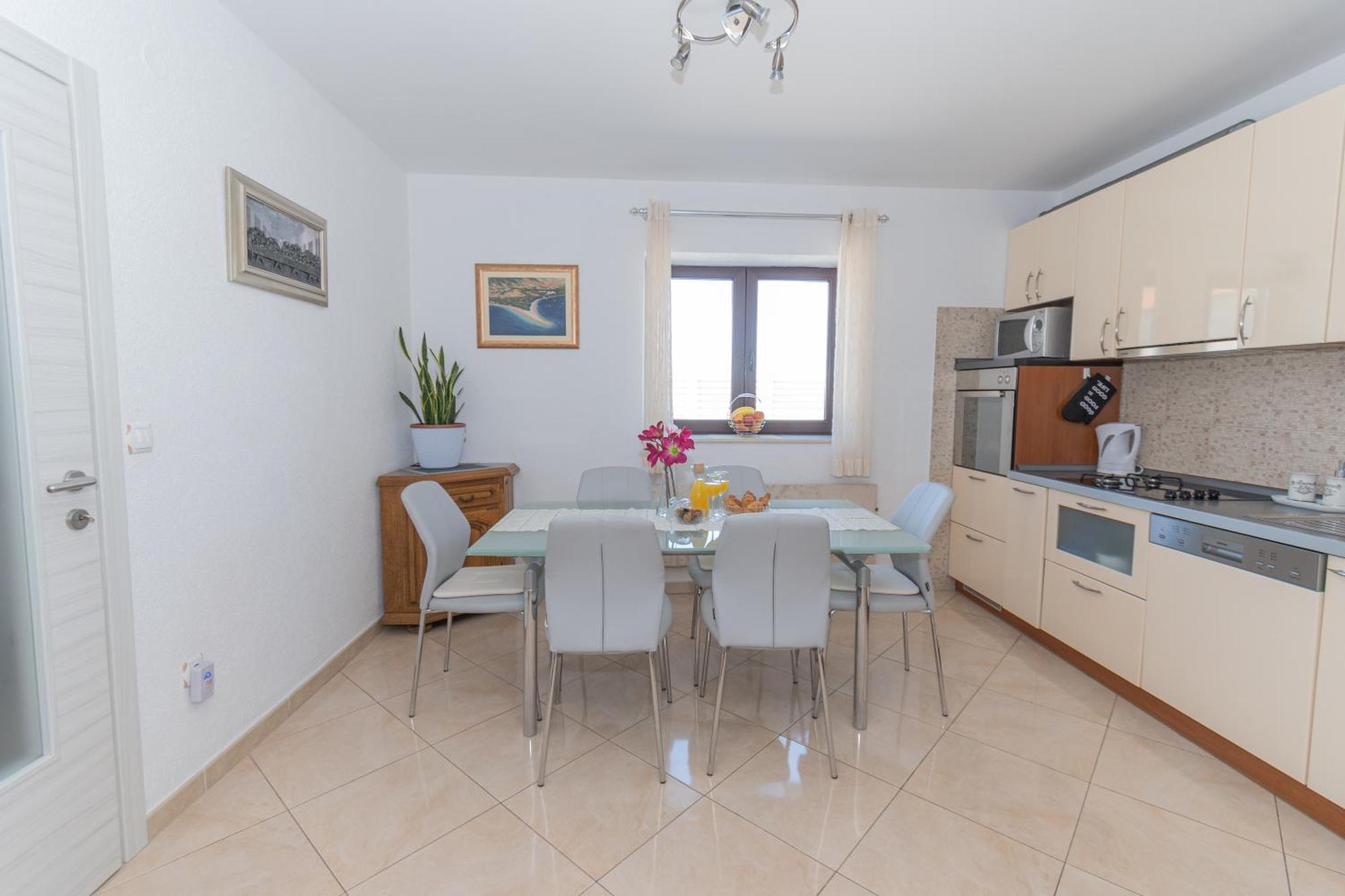 Spacious Villa For 10 With A Big Private Pool Trilj Luaran gambar