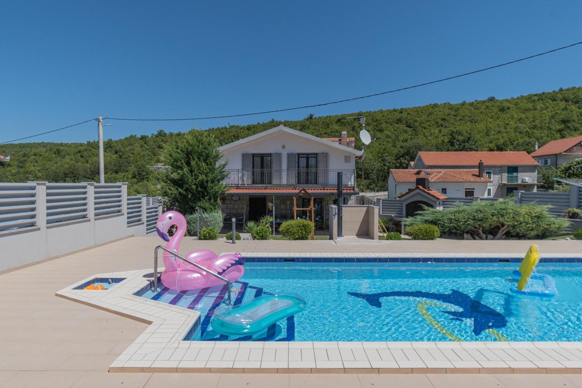 Spacious Villa For 10 With A Big Private Pool Trilj Luaran gambar
