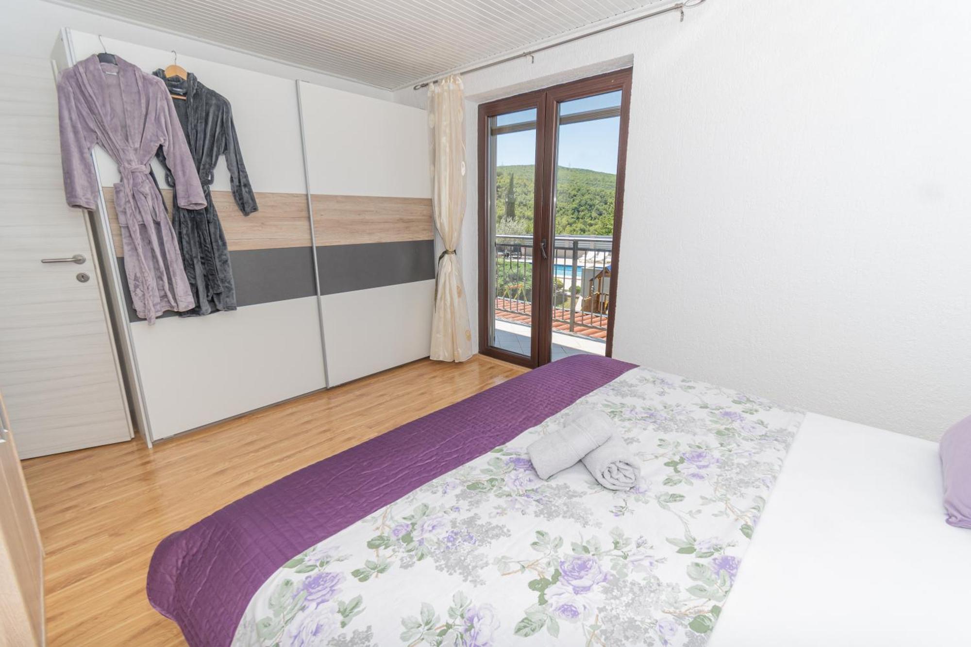 Spacious Villa For 10 With A Big Private Pool Trilj Luaran gambar