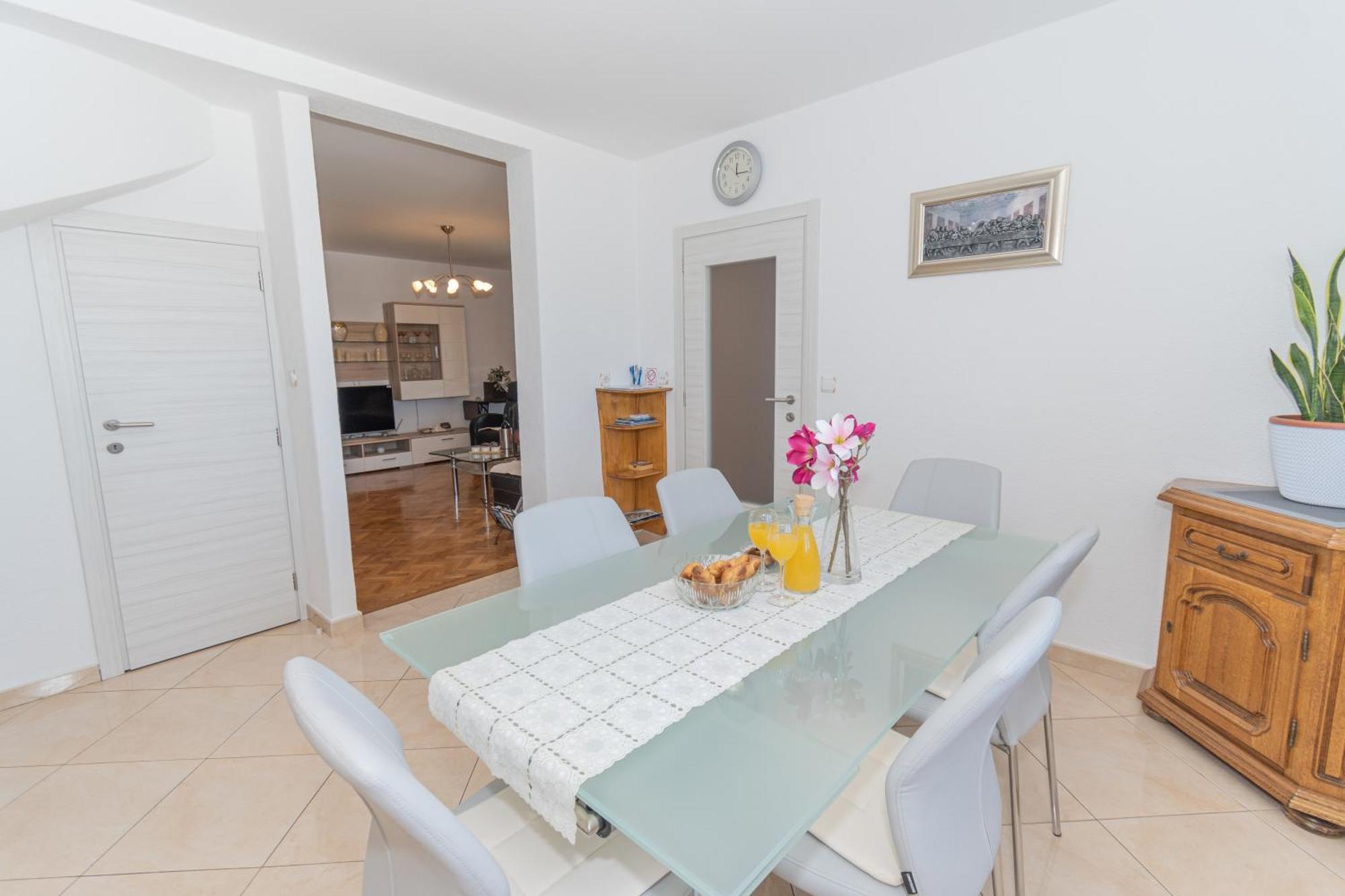 Spacious Villa For 10 With A Big Private Pool Trilj Luaran gambar