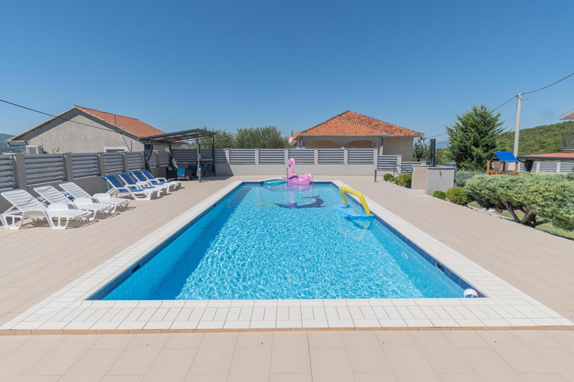 Spacious Villa For 10 With A Big Private Pool Trilj Luaran gambar