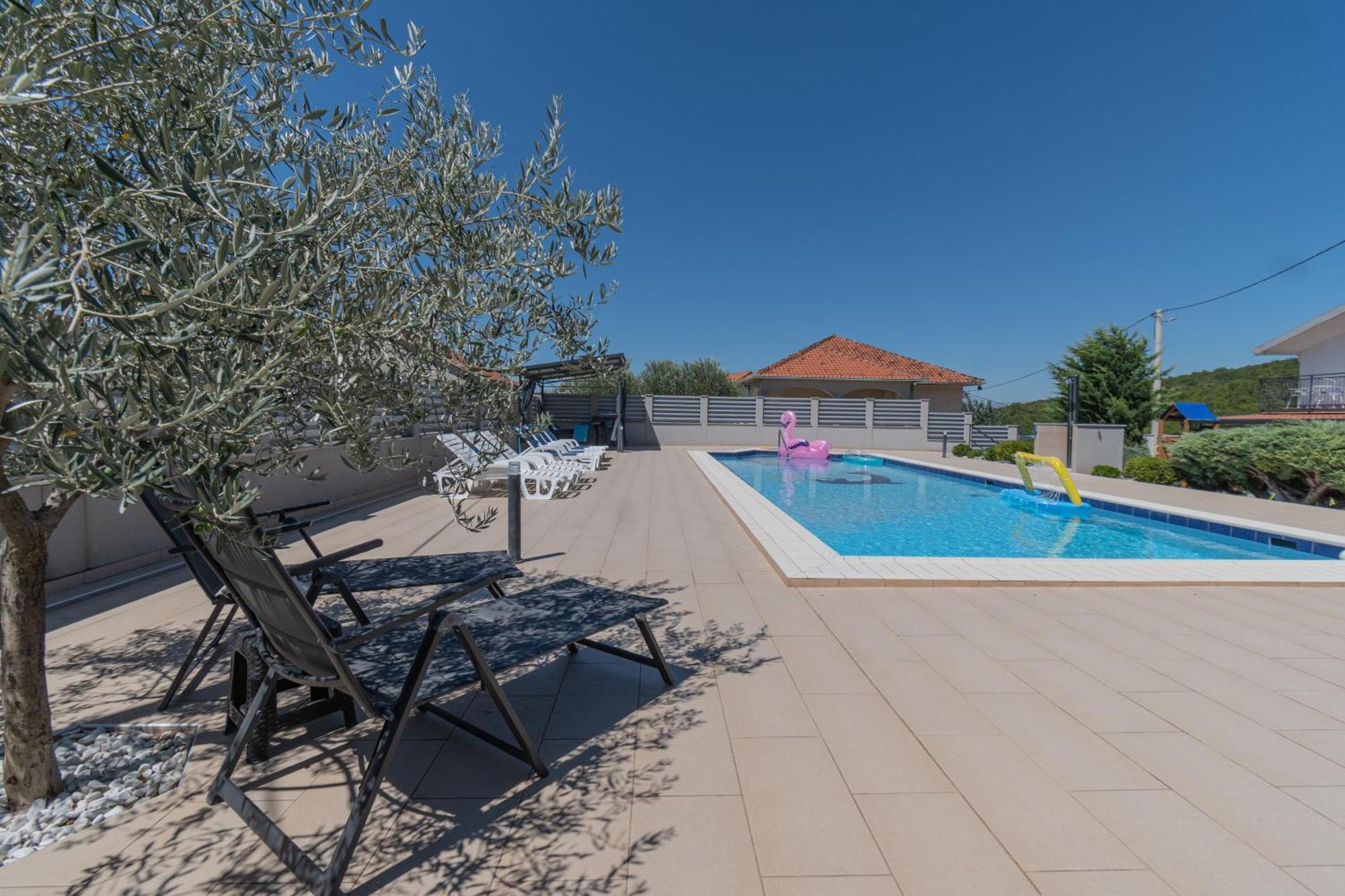 Spacious Villa For 10 With A Big Private Pool Trilj Luaran gambar