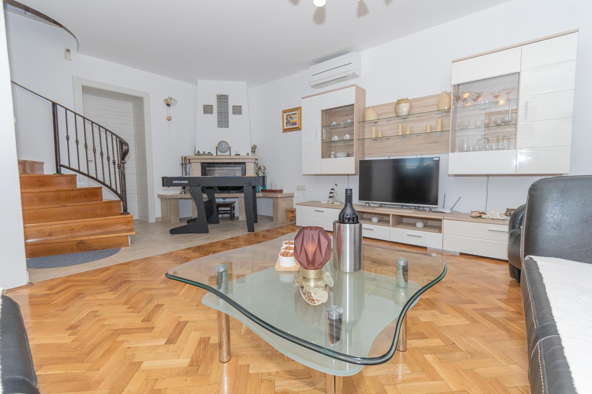 Spacious Villa For 10 With A Big Private Pool Trilj Luaran gambar